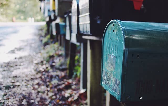 la distribution des dépliants dans les boîtes aux lettres