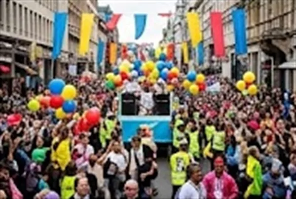 Ballons et foule en guérilla marketing Foule colorée avec ballons et banderoles lors d’une opération de guérilla marketing