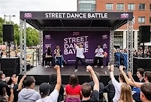 Battle de danse urbaine et flash mob Scène de battle de danse urbaine devant le public lors d’un événement de rue