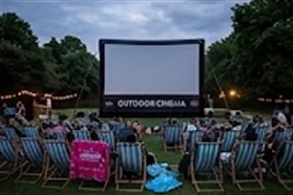 Cinéma en plein air et activation de marque Écran de cinéma en plein air avec transats pour une opération de marque