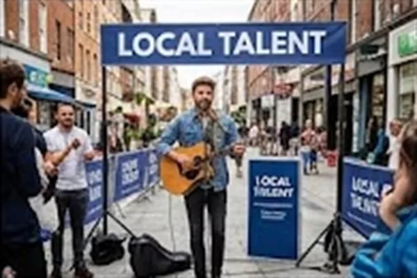 Musicien en concert de rue avec banderoles et public lors d’une animation locale