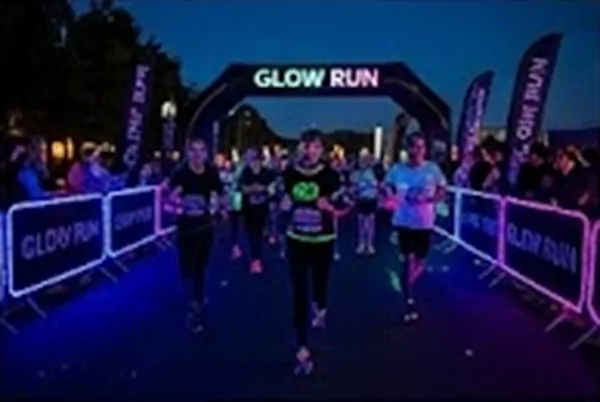 Course lumineuse Glow Run activation de marque Course nocturne Glow Run avec arche lumineuse et barrières de marque