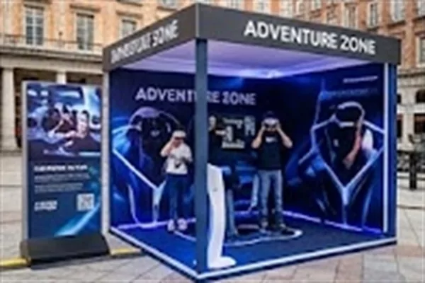 Espace de réalité virtuelle en activation de marque Stand immersif de réalité virtuelle installé dans la rue pour une activation de marque