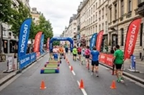 Parcours d’obstacles et roadshow urbain Parcours d’obstacles sportif avec banderoles installé dans une rue pour un roadshow