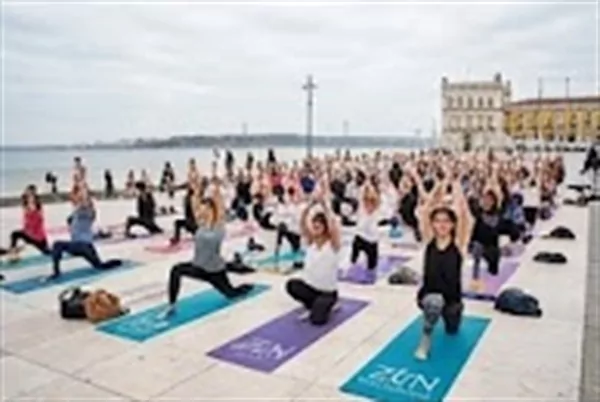 Animation événementielle de yoga collectif sur une promenade urbaine